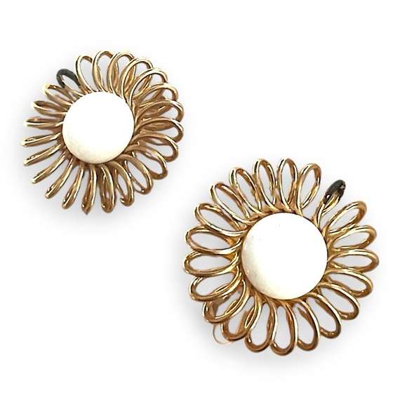 EMMONS VTG 1950s  Gold Tone and White Clip On Sri in Original Box! - Picture 2 of 16